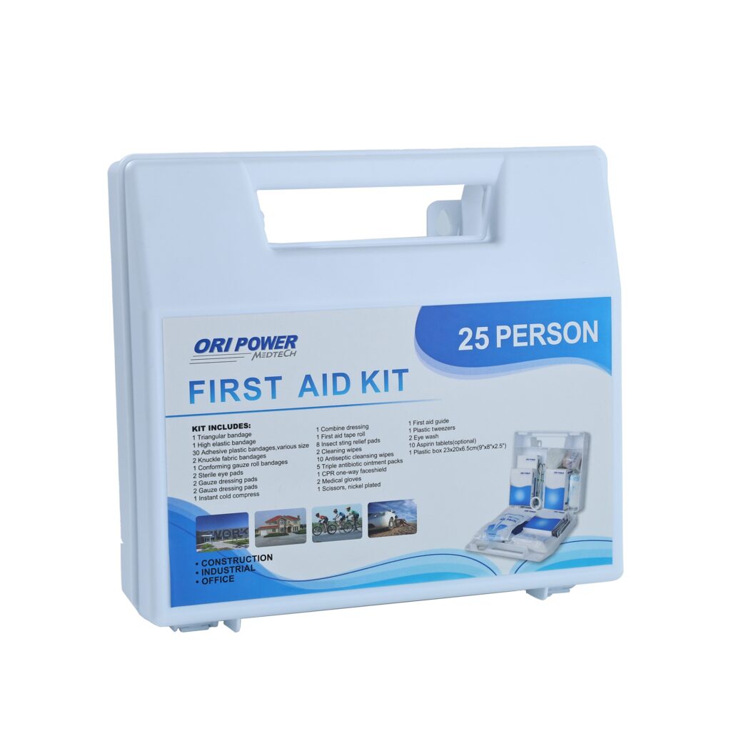 Une trousse de premiers secours composée d’un étui en plastique et d’un récipient en plastique blanc, organisée pour faciliter l’accès aux fournitures médicales.