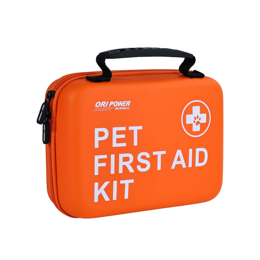 Démonstration de la face avant d’une trousse d’urgence complète pour animaux de compagnie