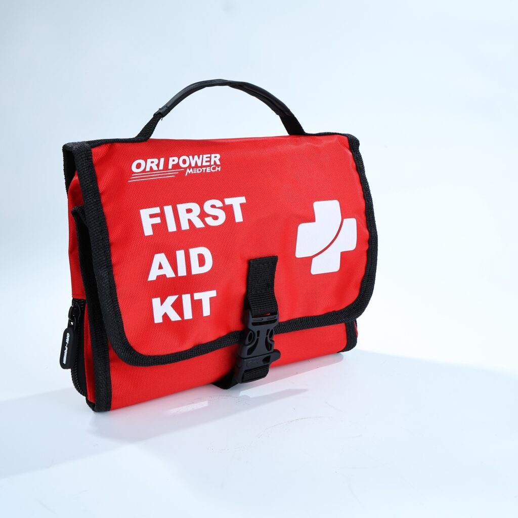 Une trousse de premiers secours ornée des mots « On Power », qui soulignent l’importance de la préparation en cas de crise sanitaire.